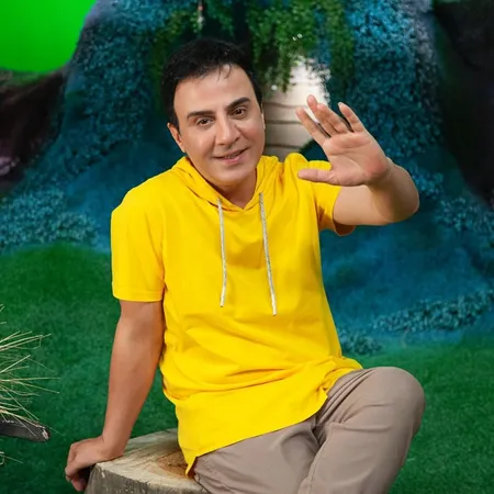 دانلود آهنگ عمو پورنگ لبخند بزن تو با آیینه