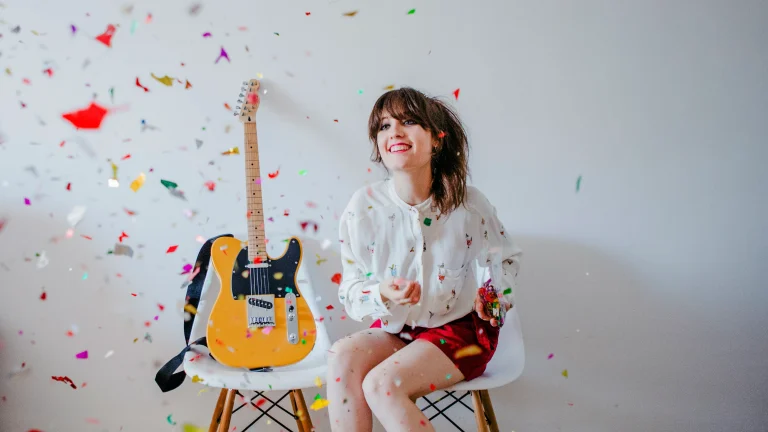 آهنگهای شاد عروسی و مهمونی: پلی به سوی شادی و خاطرهسازی