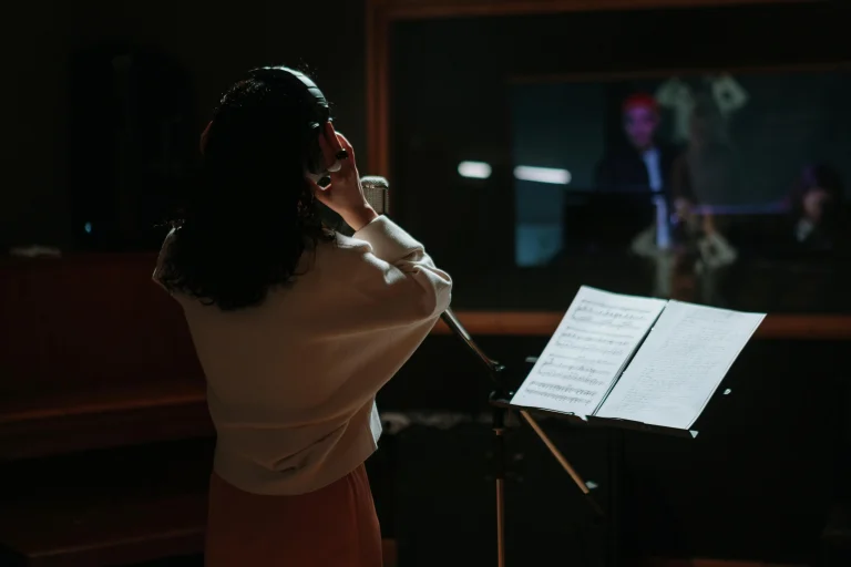 آهنگهای شاد عروسی و مهمونی: پلی به سوی شادی و خاطرهسازی