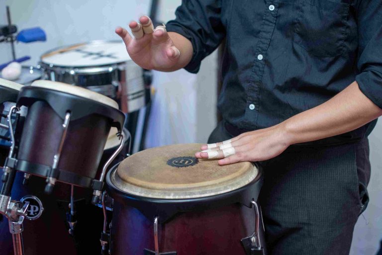 آهنگهای شاد بیکلام (اینسترومنتال): رقص نور و سکوت در ملودیهای بیزمان