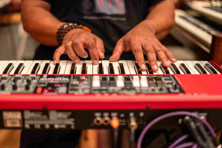 آهنگهای شاد بیکلام (اینسترومنتال): رقص نور و سکوت در ملودیهای بیزمان