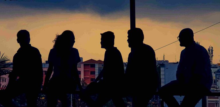 آهنگهای شاد بیکلام (اینسترومنتال): رقص نور و سکوت در ملودیهای بیزمان