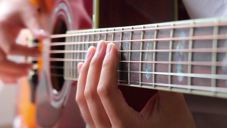 آهنگهای شاد بیکلام: رقص نور و سکوت در ملودیهای جاودان