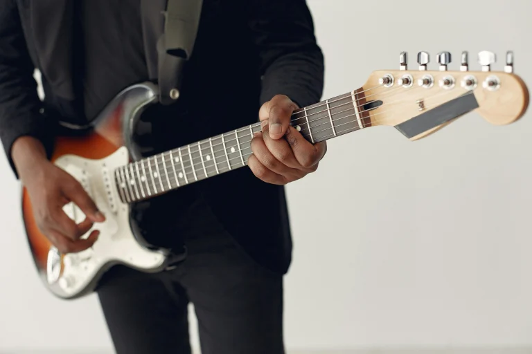 آهنگهای شاد بیکلام: رقص نور و سکوت در ملودیهای جاودان